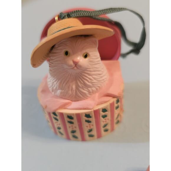 Vintage Avon Kitten Persion Cat In Pink Hat Box Christmas Ornament 1980s - Picture 1 of 8